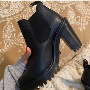 Black Chelsea boot heels from doc marten’s